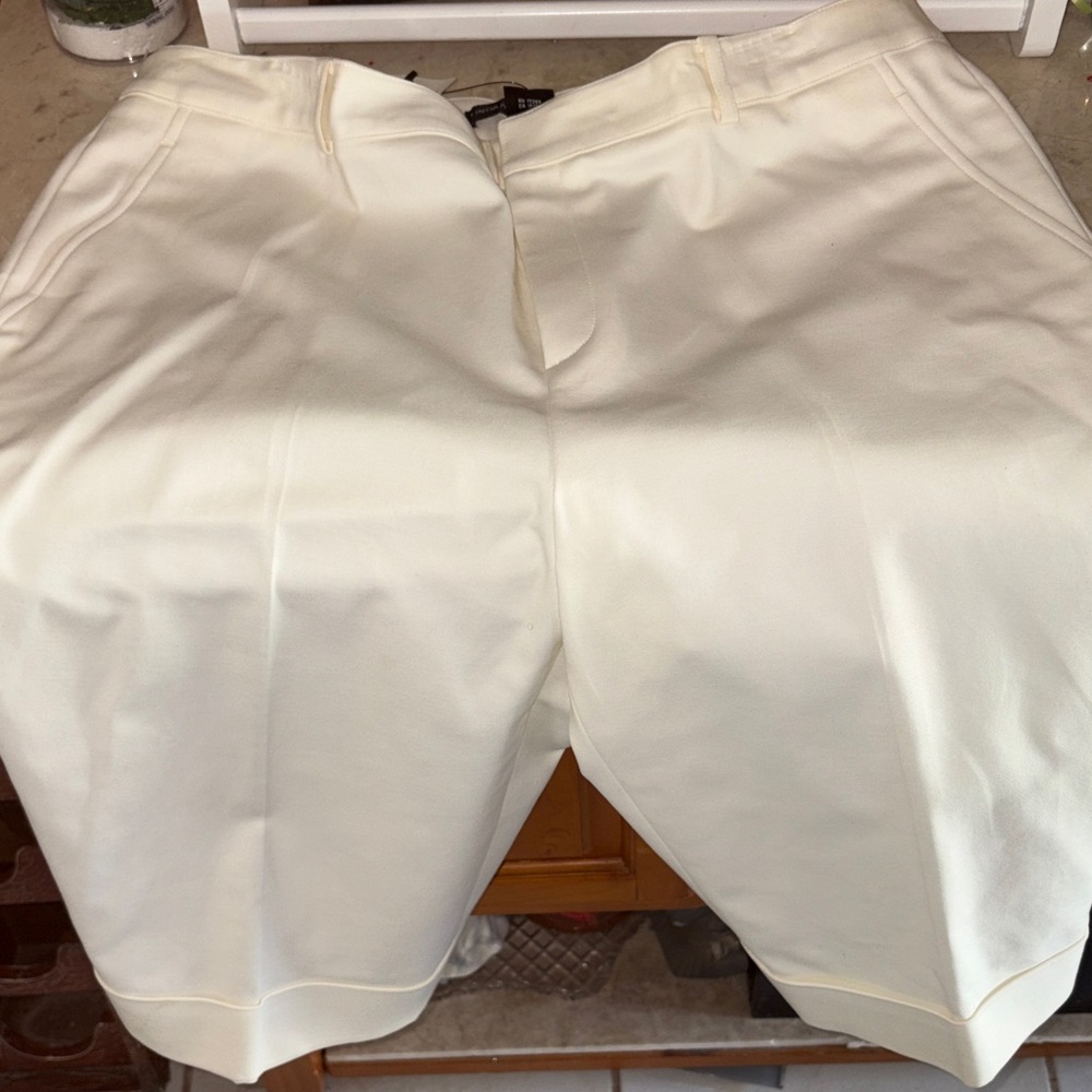 Ellen Tracy off white Bermuda Shorts
